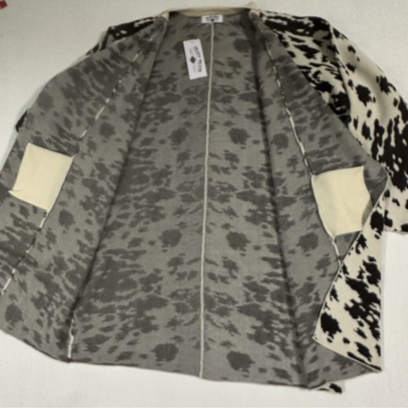 Crazy Train Black and Cream Patterned Cape - Picture 4 of 10